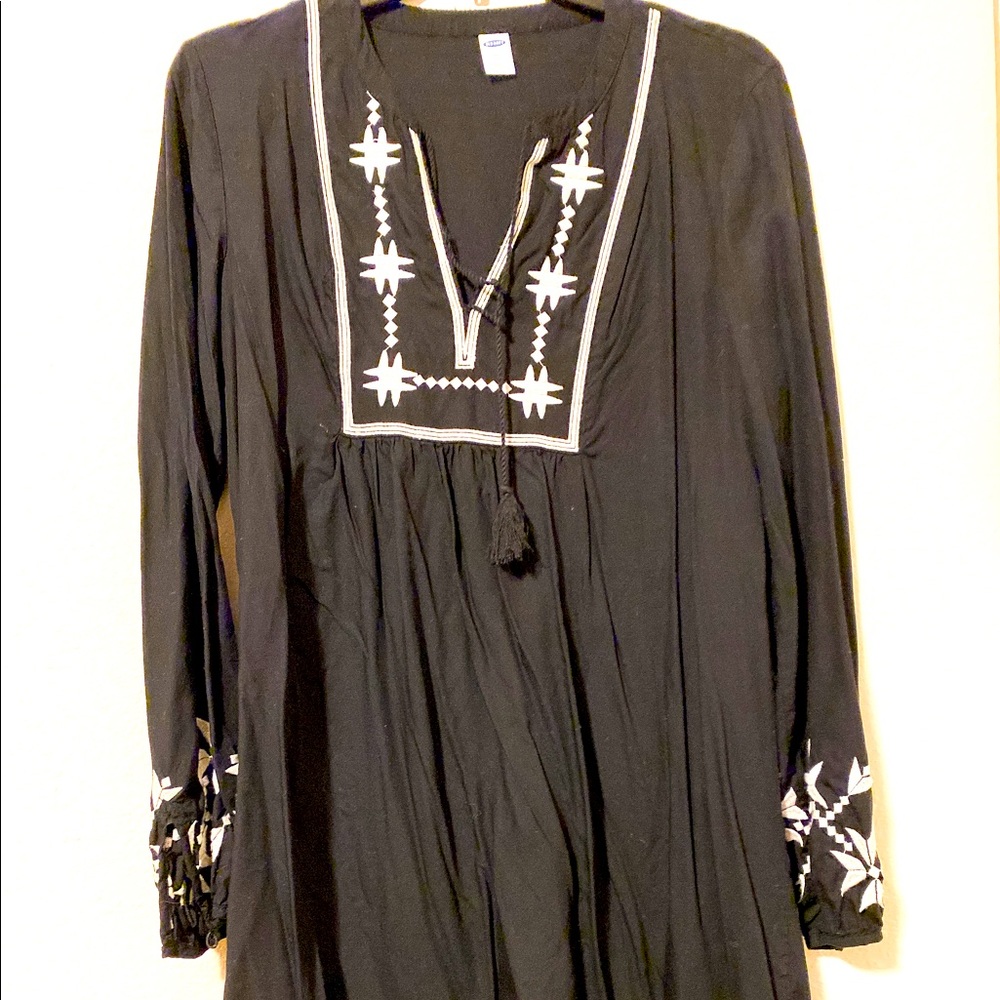 Old Navy, black to the knee hippy dress.